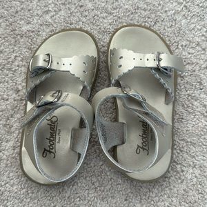 Footmates sandal. Light gold
